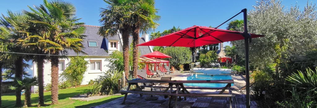 Vue d'ensemble du coin piscine de l'Oasis Landevennec